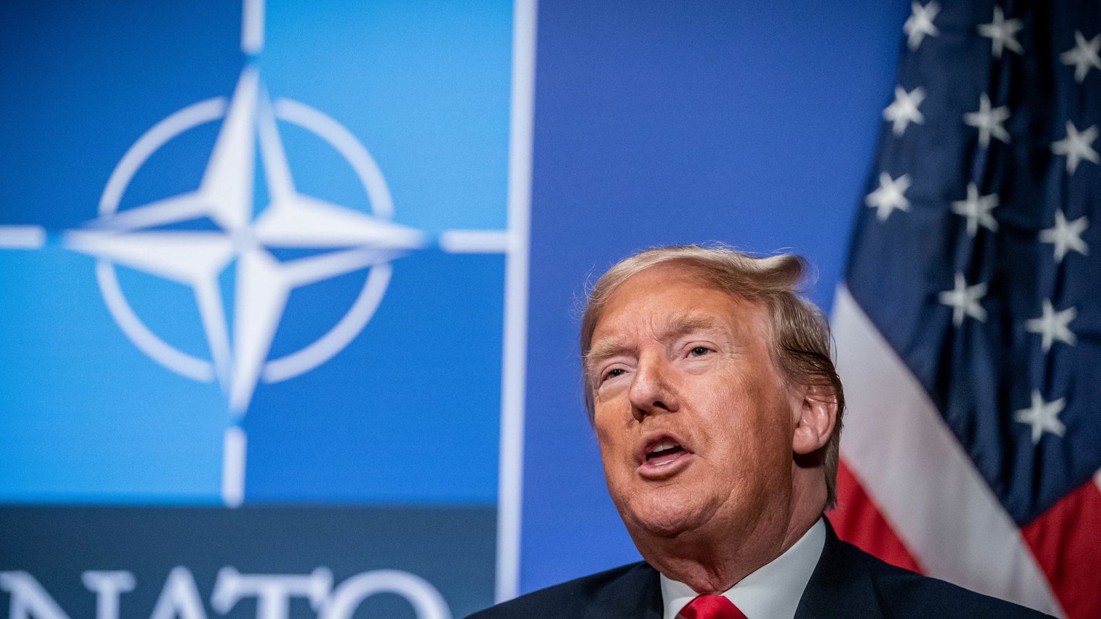 US-Machthaber Donald Trump vor dem Nato-Wappen: erbärmlicher Stratege und Lügner.Foto: dpa