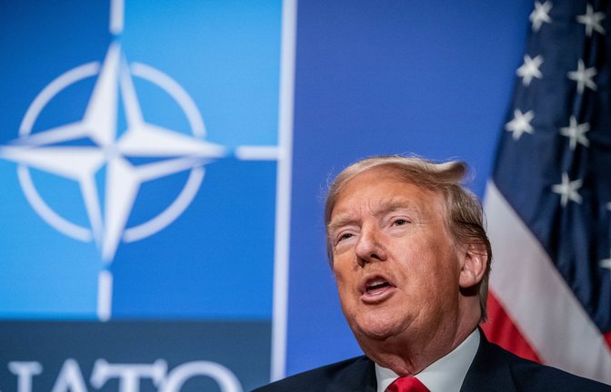 US-Machthaber Donald Trump vor dem Nato-Wappen: erbärmlicher Stratege und Lügner.<span class='image-autor'>Foto: dpa</span>