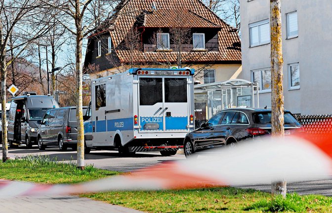 Einsatzfahrzeuge der Polizei im März 2023 in Reutlingen: Hier hatte der mutmaßliche Rechtsterrorist Markus L. kurz zuvor auf Beamte des Spezialeinsatzkommandos geschossen.<span class='image-autor'>Foto: dpa/Julian Rettig</span>