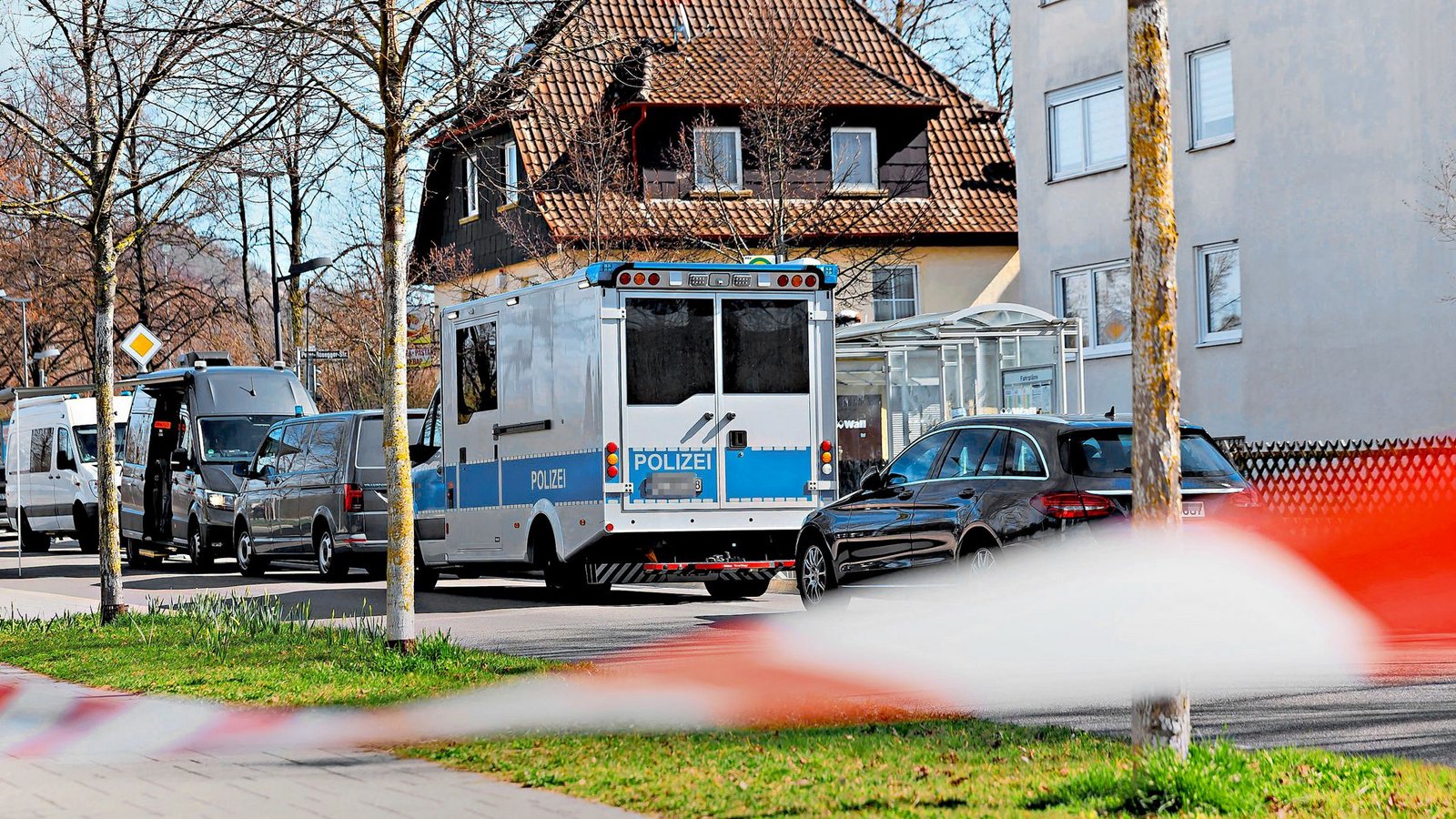 Einsatzfahrzeuge der Polizei im März 2023 in Reutlingen: Hier hatte der mutmaßliche Rechtsterrorist Markus L. kurz zuvor auf Beamte des Spezialeinsatzkommandos geschossen.Foto: dpa/Julian Rettig Einsatzfahrzeuge der Polizei im März 2023 in Reutlingen: Hier hatte der mutmaßliche Rechtsterrorist Markus L. kurz zuvor auf Beamte des Spezialeinsatzkommandos geschossen.Foto: dpa/Julian Rettig