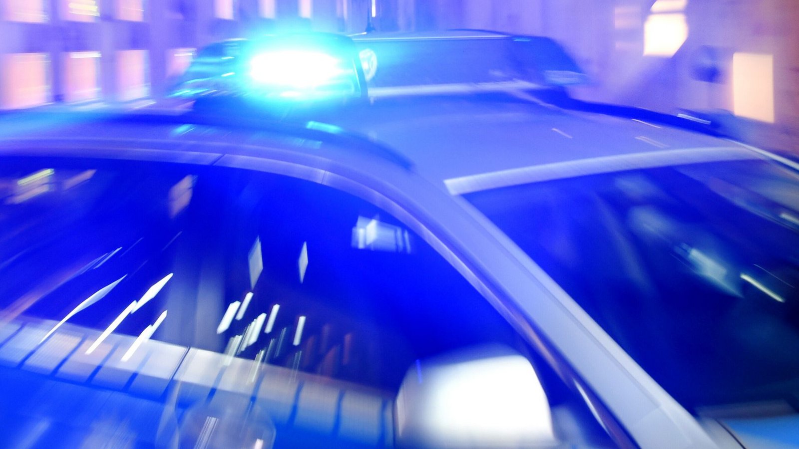 Die Polizei stoppte am Mittwoch einen Mann, der während der Fahrt offenbar einen Joint rauchte. (Symbolbild)Foto: picture alliance/dpa (Symbolbild) Die Polizei stoppte am Mittwoch einen Mann, der während der Fahrt offenbar einen Joint rauchte. (Symbolbild)Foto: picture alliance/dpa (Symbolbild)