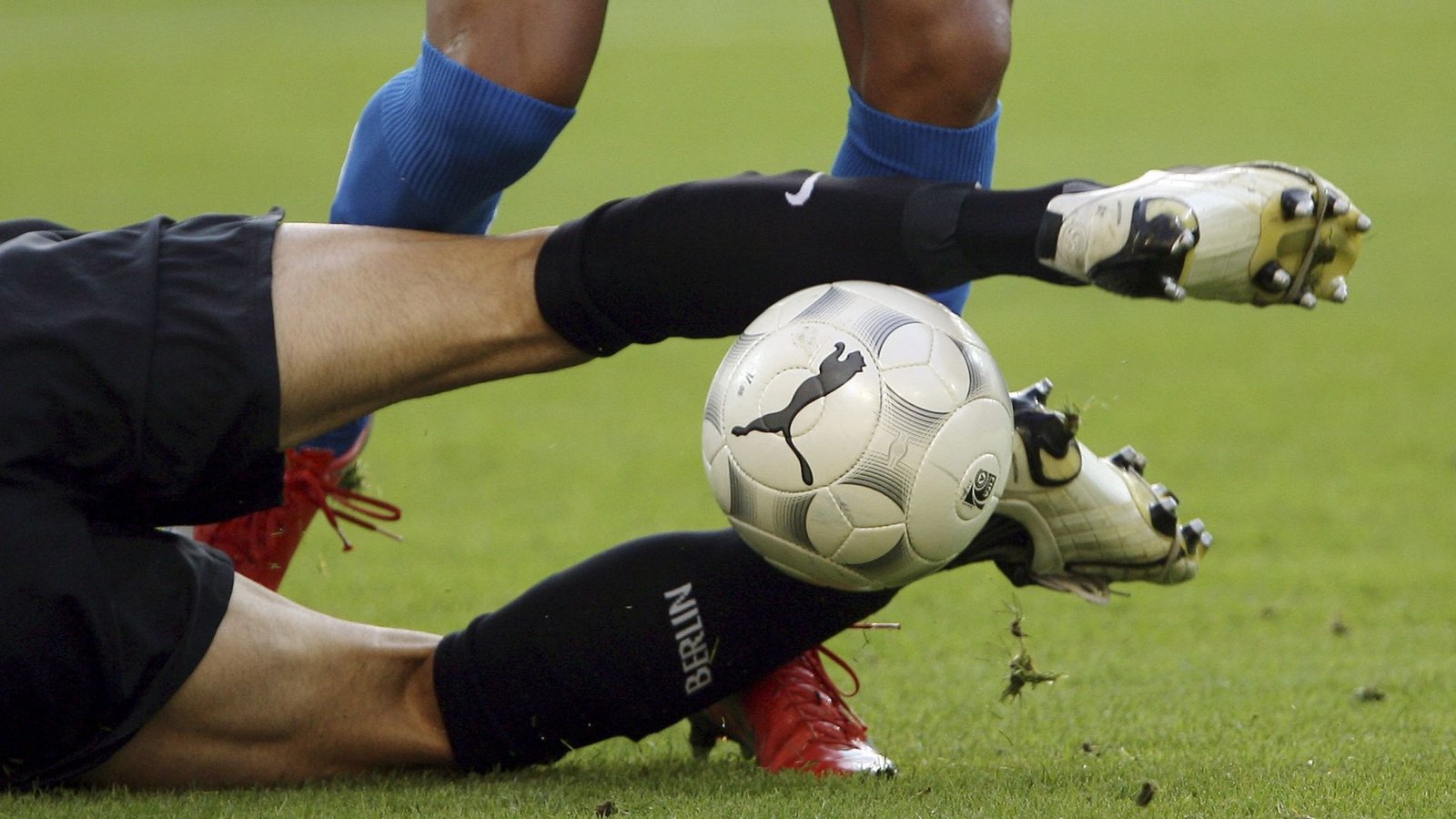 Fußball ist ein Kontaktsport – Verletzungen sind nicht ausgeschlossen.Foto: Avanti/Poller