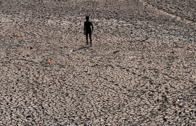 Ausgetrocknetes Flussbett in Indien. Die globale Erwärmung nimt laut einem Bericht der Weltwetterorganisation weiter zu.<span class='image-autor'>Foto: Manish Swarup/AP/dpa</span>