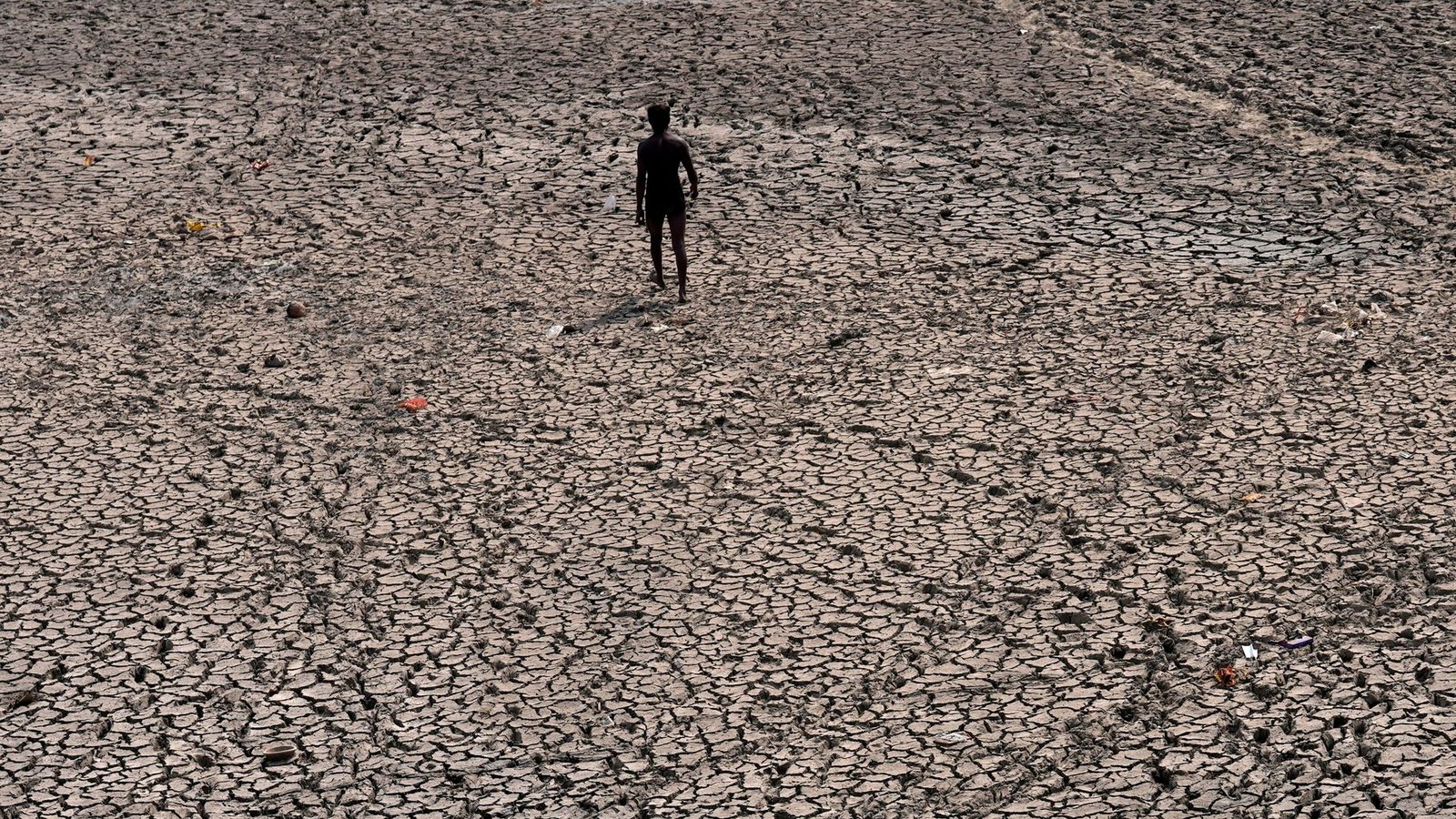 Ausgetrocknetes Flussbett in Indien. Die globale Erwärmung nimt laut einem Bericht der Weltwetterorganisation weiter zu.Foto: Manish Swarup/AP/dpa