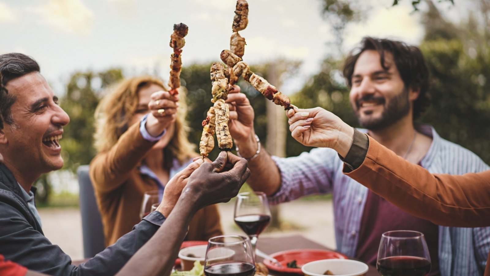 Wer zum Grillen eingeladen ist, stellt sich schnell die Frage, was man zum Grillfest mitbringen kann. Die besten Ideen haben wir hier zusammengefasst.Foto: Lomb / Shutterstock.com Wer zum Grillen eingeladen ist, stellt sich schnell die Frage, was man zum Grillfest mitbringen kann. Die besten Ideen haben wir hier zusammengefasst.Foto: Lomb / Shutterstock.com