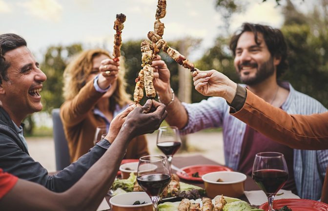 Wer zum Grillen eingeladen ist, stellt sich schnell die Frage, was man zum Grillfest mitbringen kann. Die besten Ideen haben wir hier zusammengefasst.<span class='image-autor'>Foto: Lomb / Shutterstock.com</span>