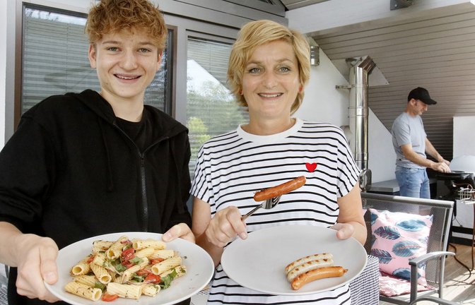 Gemeinsames Grillen geht  weiterhin: Sohn Henri isst vegane Beilagen, die anderen grillen Fleisch oder Fisch.<span class='image-autor'>Foto: Horst Haas</span>