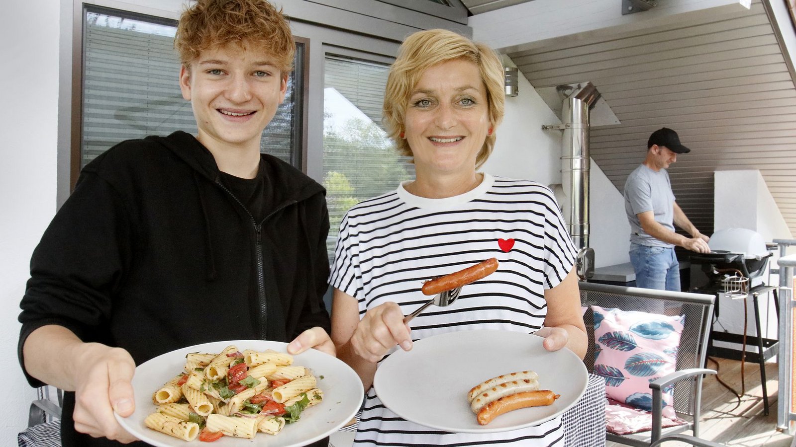 Gemeinsames Grillen geht weiterhin: Sohn Henri isst vegane Beilagen, die anderen grillen Fleisch oder Fisch.Foto: Horst Haas Gemeinsames Grillen geht weiterhin: Sohn Henri isst vegane Beilagen, die anderen grillen Fleisch oder Fisch.Foto: Horst Haas