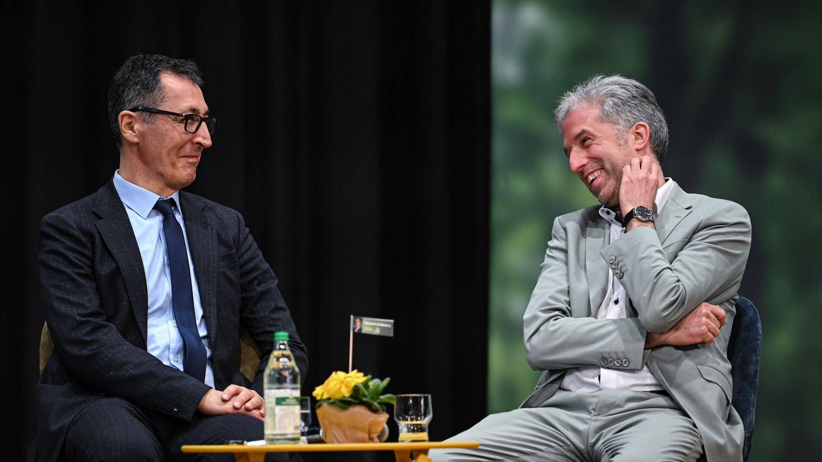 Cem Özdemir (links) und Boris Palmer. Letzterer hält sich alle Optionen offen, was sein mögliches Mitwirken an der nächsten Landesregierung angeht – und schließt sogar eine Rückkehr zu den Grünen nicht kategorisch aus.Foto: IMAGO/Ulmer II