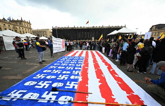 US-Flagge mit Totenköpfen  und Hakenkreuzen bei einer Demonstration in der kolumbianischen Hauptstadt Bogota.<span class='image-autor'>Foto: AFP</span>