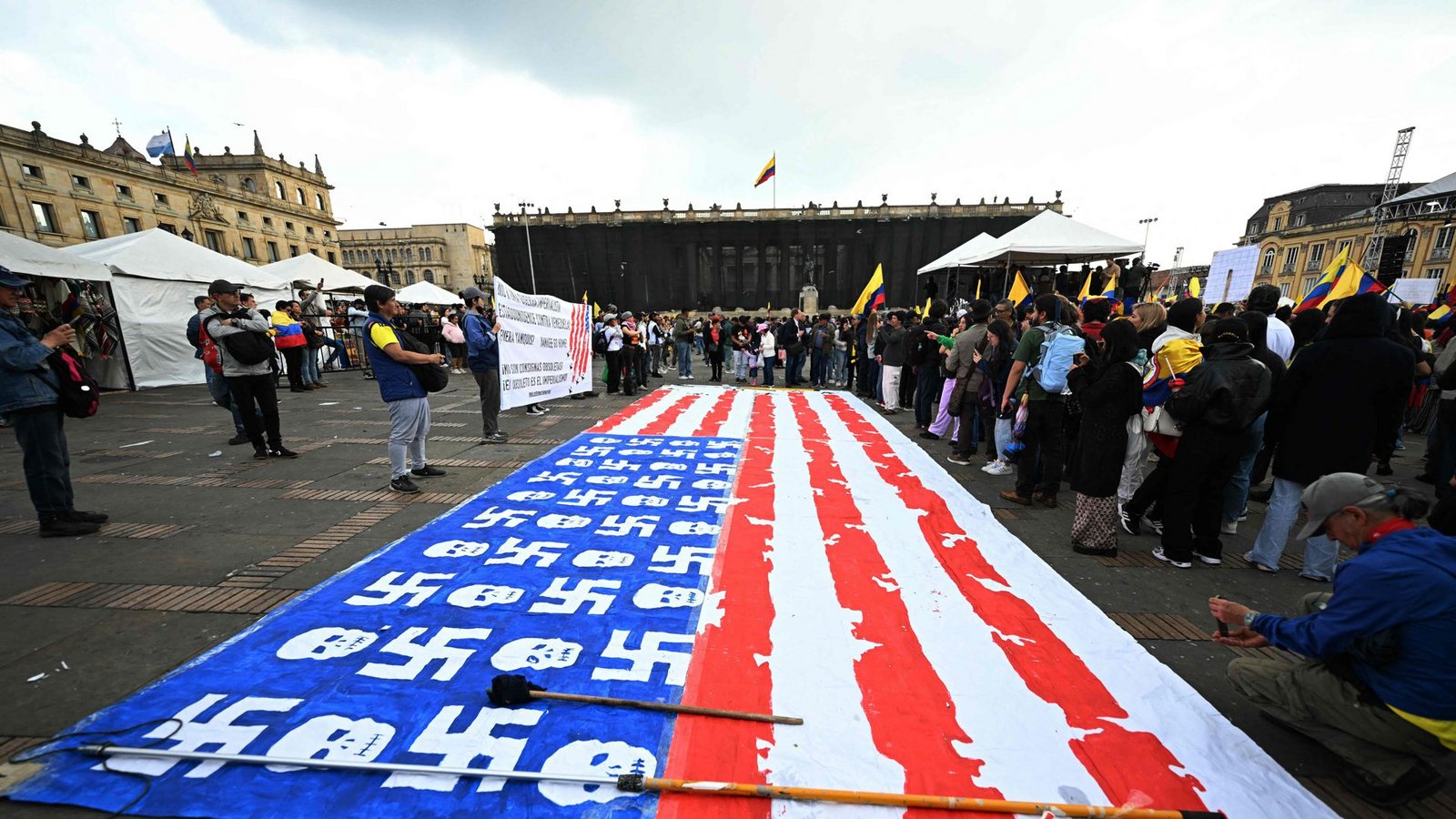 US-Flagge mit Totenköpfen  und Hakenkreuzen bei einer Demonstration in der kolumbianischen Hauptstadt Bogota.Foto: AFP