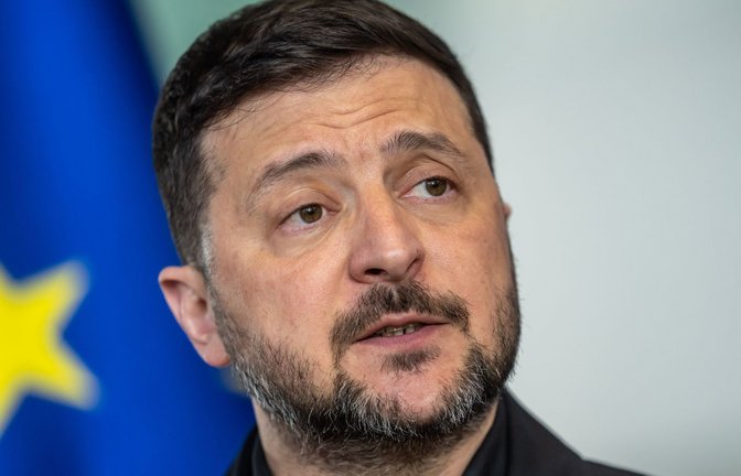 Ukraines Präsident Wolodymyr Selenskyj hat es geschafft, er hat sein Land trotz des Krieges an die EU herangeführt. Vor der endgültigen Aufnahme des Landes steht allerdings ein langer Reformprozess.<span class='image-autor'>Foto: Michael Kappeler/dpa</span>