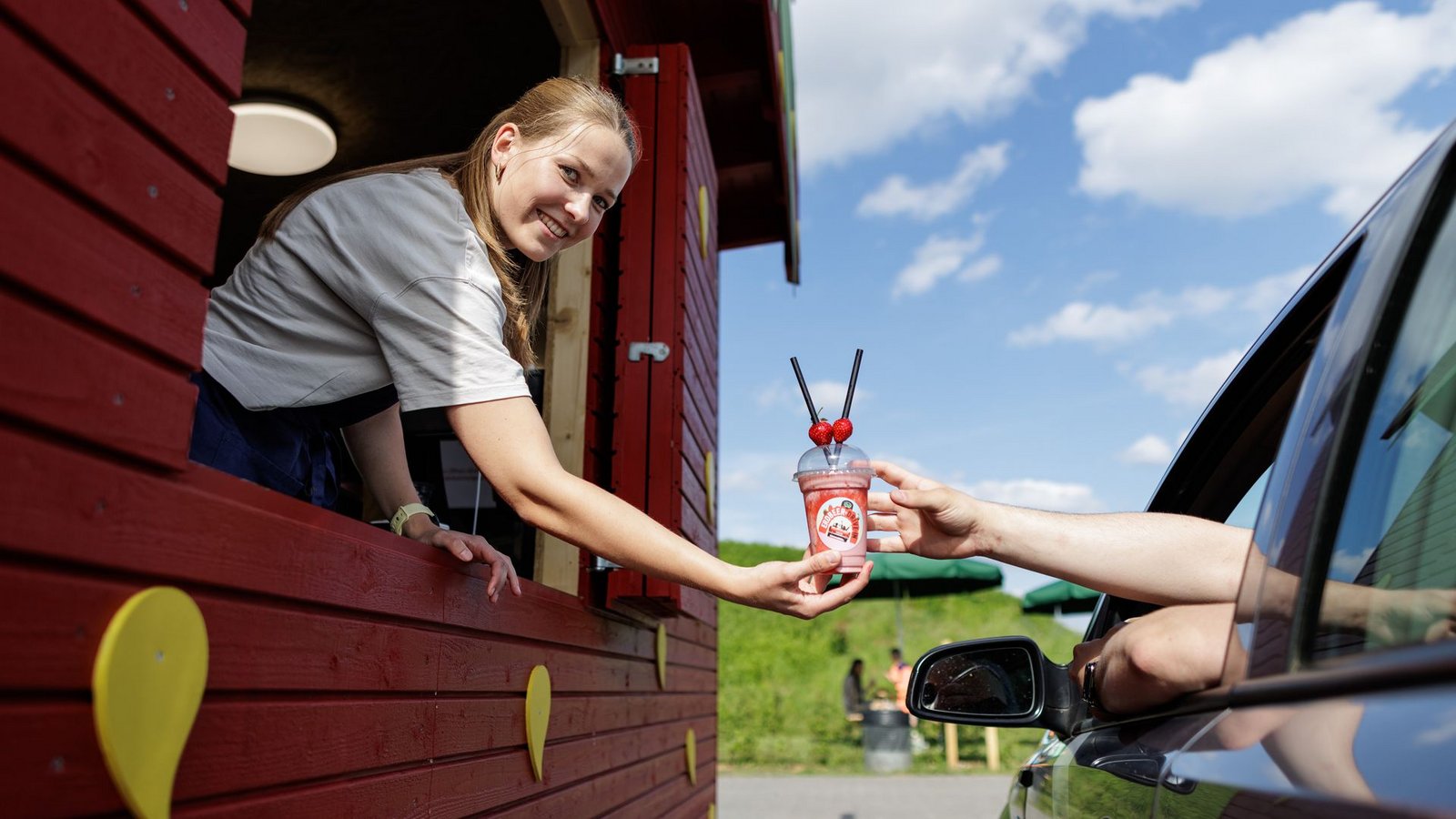 Neben frischen Erdbeeren gibt es auch Eis und Milchshakes im Erdbeer-Drive-in.Foto: David Ebener/dpa Neben frischen Erdbeeren gibt es auch Eis und Milchshakes im Erdbeer-Drive-in.Foto: David Ebener/dpa