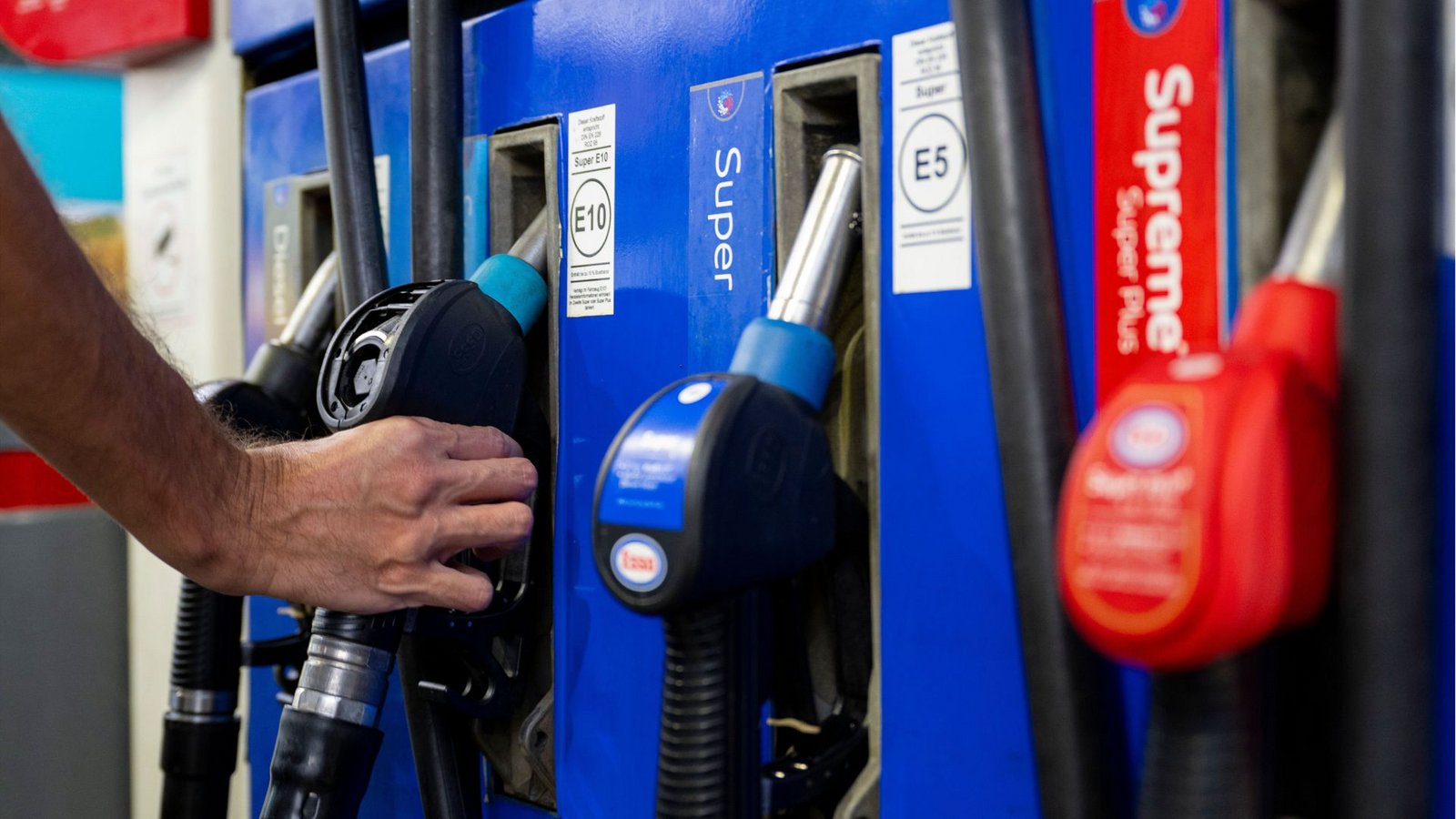 Auf das Timing kommt es an: Wer tanken will, sollte auf den richtigen Tag und die passende Uhrzeit achten.Foto: Lennart Preiss/dpa