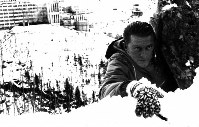 Kirk Douglas im Einsatz: Szene aus dem 1965  erschienenen Film „Kennwort: ,Schweres Wasser‘“<span class='image-autor'>Foto: imago /Ronald Grant/Mary Evans Picture Library via www.imago-images.de</span>