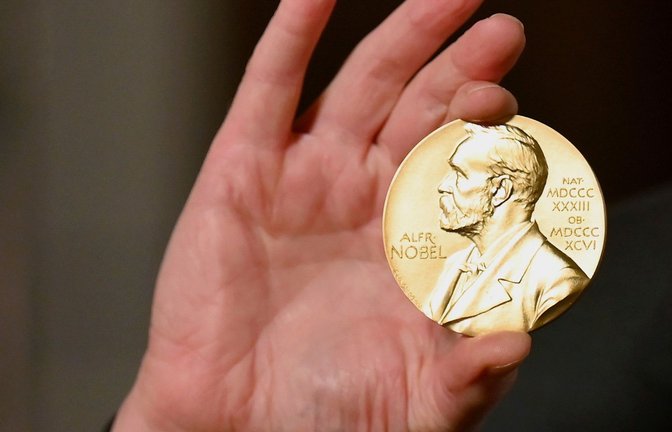Eine Nobelmedaille: Ende der Woche werden in Schweden die Nobelpreise verliehen.<span class='image-autor'>Foto: Angela Weiss/Pool AP/dpa</span>