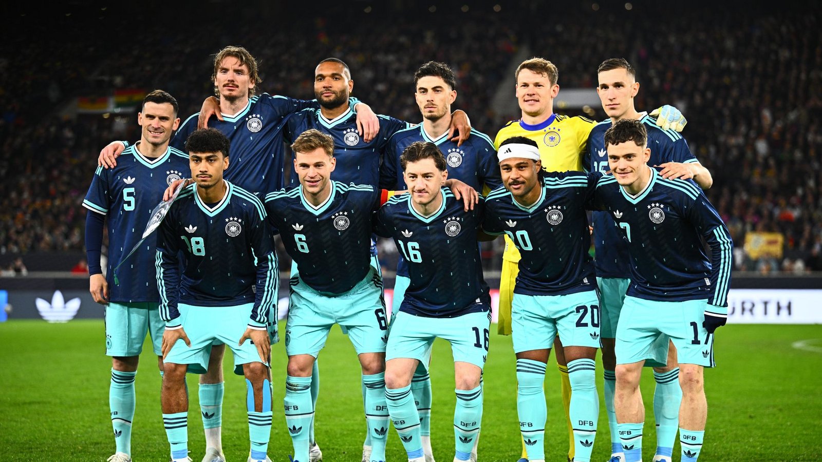 Das blaue Auswärtstrikot der DFB-Elf kommt laut Intersport sehr gut bei Kunden an. (Archivbild)Foto: Tom Weller/dpa