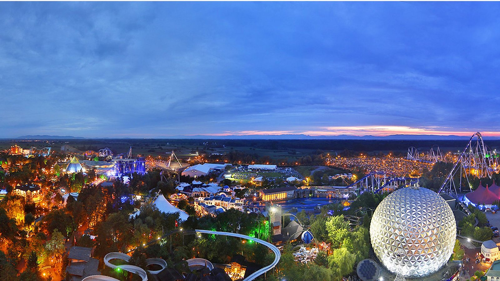 Die Traumwelt Europa-Park wird am Abend zu einem besonderen Blickfang. Doch ehe es so weit war, ist es ein weiter Weg gewesen.Foto: Europa-Park/_Mende_ Die Traumwelt Europa-Park wird am Abend zu einem besonderen Blickfang. Doch ehe es so weit war, ist es ein weiter Weg gewesen.Foto: Europa-Park/_Mende_