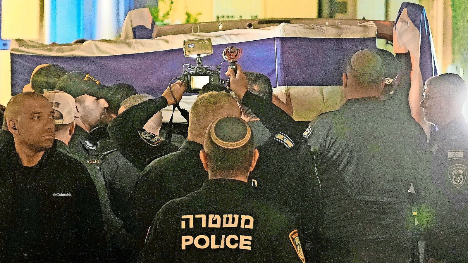 Der Sarg mit den sterblichen Überresten der israelischen Geisel Ran Gvili kam am Montag im Forensischen Institut Abu Kabir in Tel Aviv an.Foto: Mahmoud Illean Der Sarg mit den sterblichen Überresten der israelischen Geisel Ran Gvili kam am Montag im Forensischen Institut Abu Kabir in Tel Aviv an.Foto: Mahmoud Illean