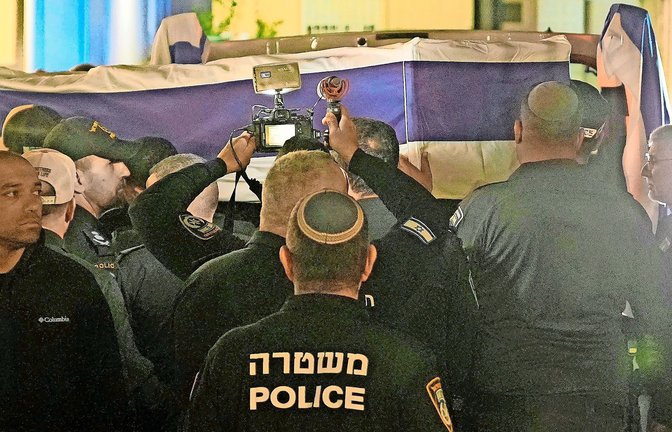 Der Sarg mit den sterblichen Überresten der israelischen Geisel Ran Gvili kam am Montag im Forensischen Institut Abu Kabir in Tel Aviv an.<span class='image-autor'>Foto: Mahmoud Illean</span>