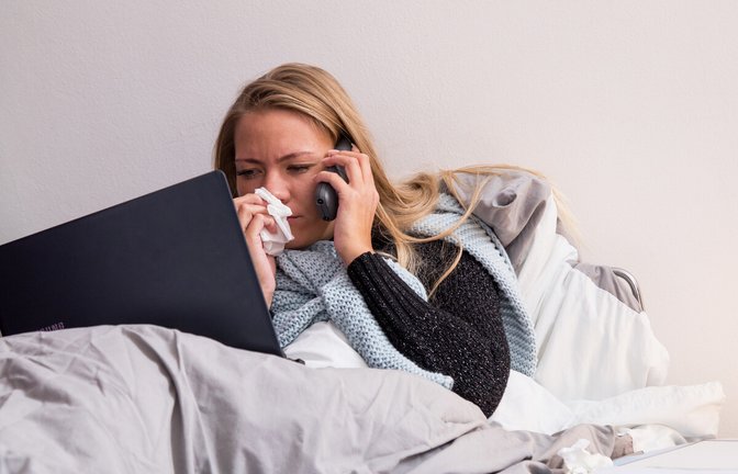 Wer krank ist, sollte sich auskurieren – doch sind immer alle krank gemeldete Arbeitnehmerinnen und Arbeitnehmer arbeitsunfähig?<span class='image-autor'>Foto: picture alliance/dpa//Christin Klose</span>