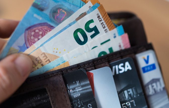 In Frankreich lassen immer mehr Menschen die Bankkarten im Portemonnaie und zahlen mit Bargeld.<span class='image-autor'>Foto: Monika Skolimowska/dpa-Zentralbild/dpa</span>