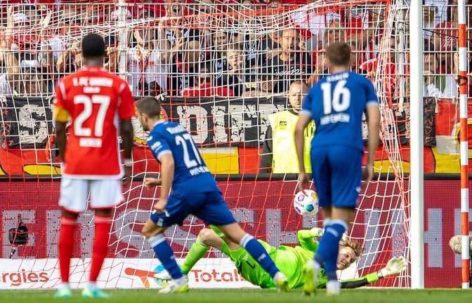 Hoffenheims Andrej Kramaric (2.v.l) verwandelt den Strafstoß zum 1:0.<span class='image-autor'>Foto: Andreas Gora/dpa</span>