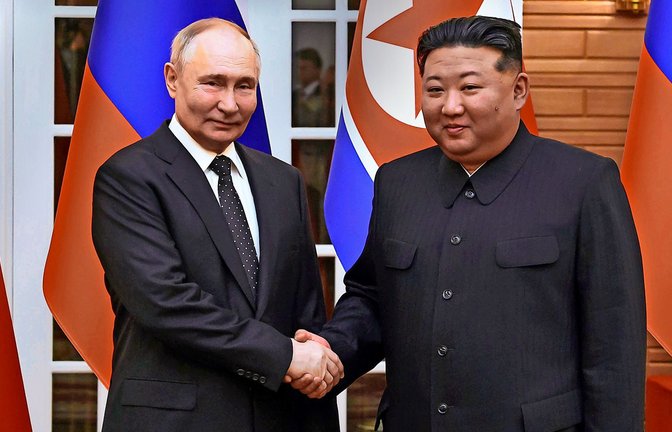Wladimir Putin (li) und Kim Jong Un in Pjöngjang.<span class='image-autor'>Foto: dpa/Gavriil Grigorov</span>