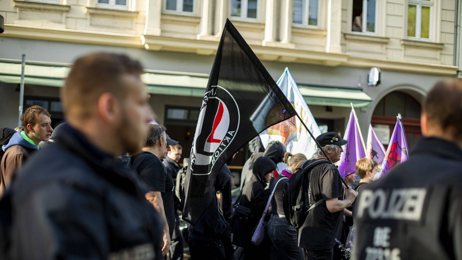 Solidaritätsdemo für die Linksextremistin Lina E. – Am stärksten polarisiert sind Anhängerinnen und Anhänger linker Parteien mit progressiven Positionen.Foto: imago//Andreas Friedrichs