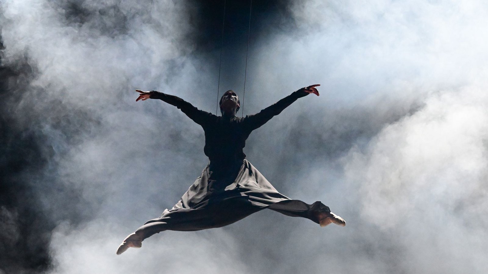 Völlig losgelöst: Friedemann Vogel sucht in seinem Solo „Die Seele am Faden“ nach dem, was den Tanz bewegt.Foto: Stuttgarter Ballett