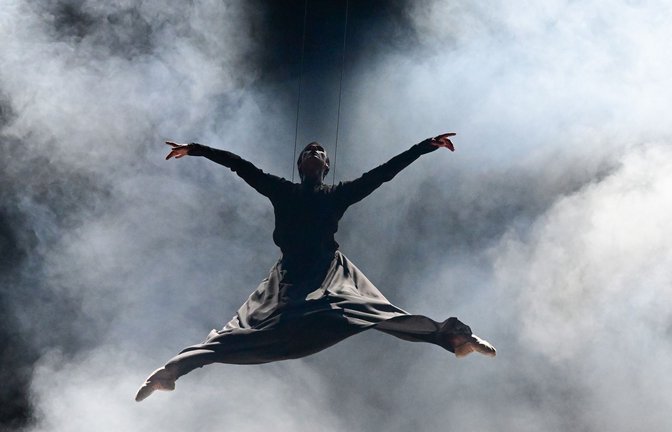 Völlig losgelöst: Friedemann Vogel sucht in seinem Solo „Die Seele am Faden“ nach dem, was den Tanz bewegt.<span class='image-autor'>Foto: Stuttgarter Ballett</span>