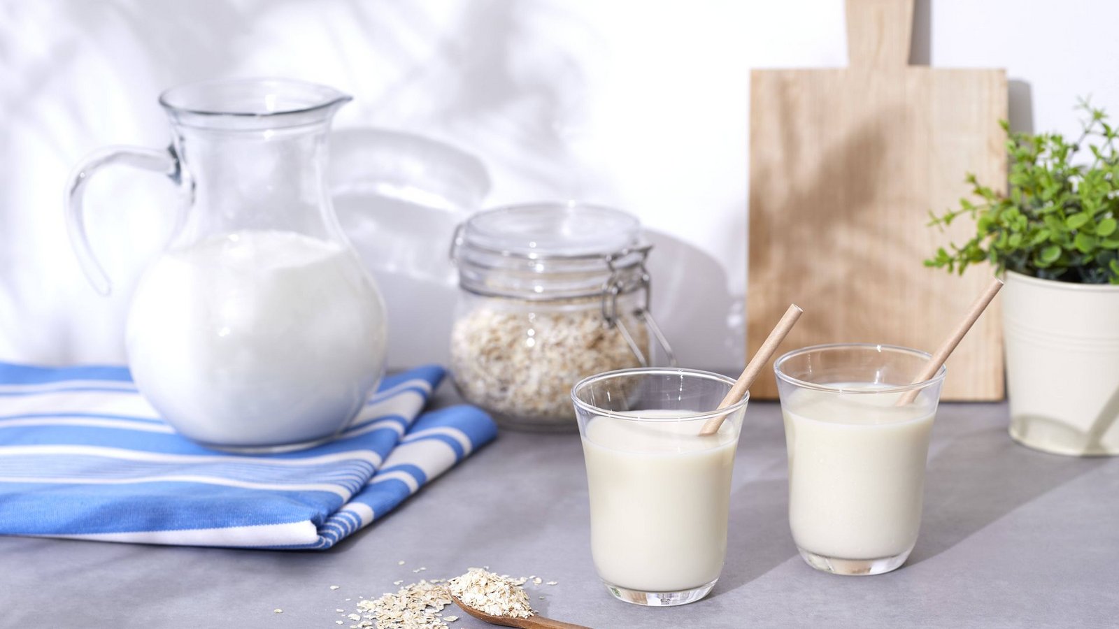 Immer mehr Menschen konsumieren Pflanzenmilch. Das Image tierischer Milch hat in den letzten Jahren gelitten.Foto: imago images/AFLO/Shingo Tosha/AFLO via www.imago-images.de Immer mehr Menschen konsumieren Pflanzenmilch. Das Image tierischer Milch hat in den letzten Jahren gelitten.Foto: imago images/AFLO/Shingo Tosha/AFLO via www.imago-images.de