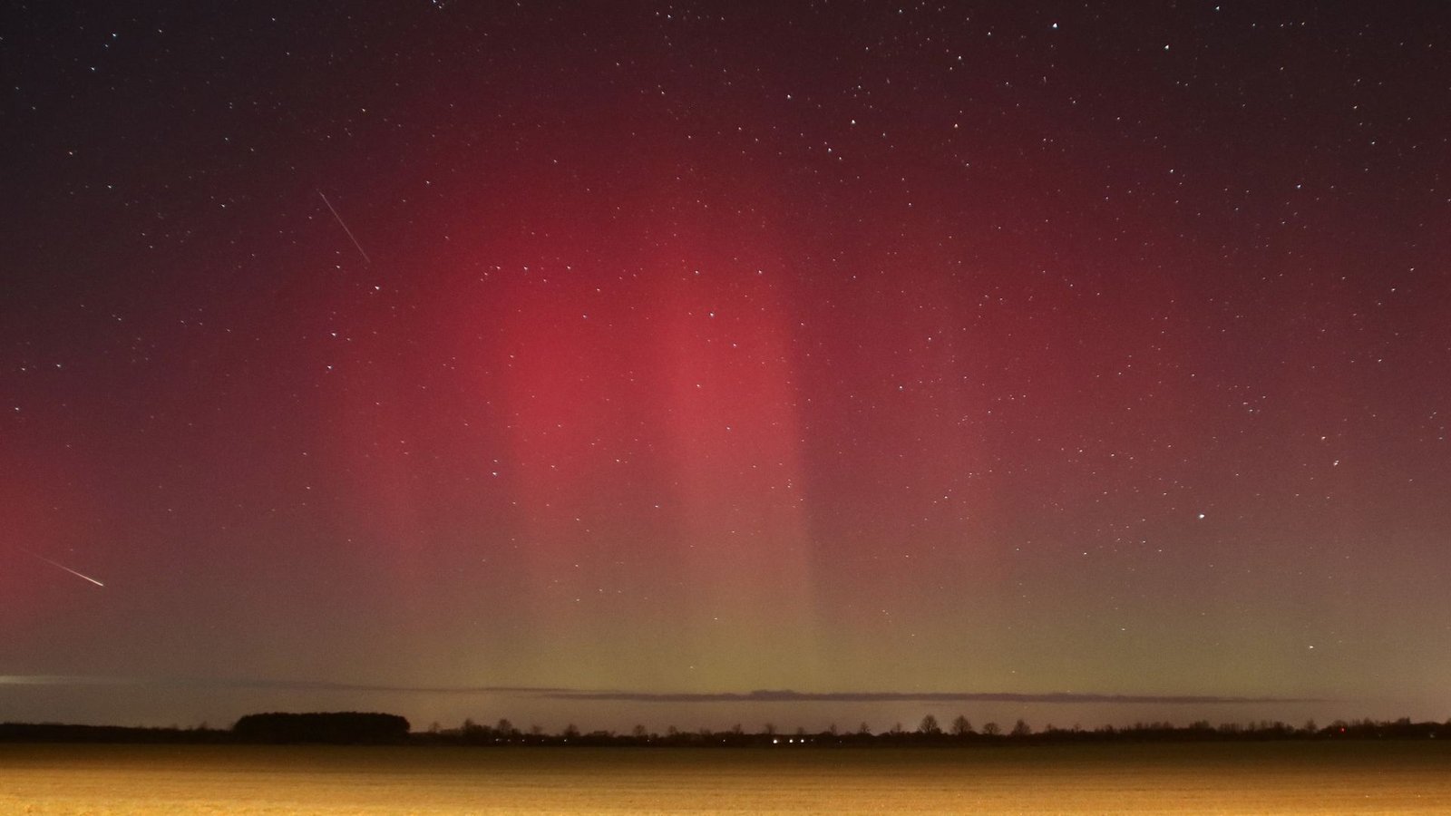 Auch bei Rathenow in Brandenburg waren in der Nacht auf Dienstag Polarlichter zu sehen – hier in einer Nachtaufnahme mit Langzeitbelichtung.Foto: dpa/Cevin Dettlaff