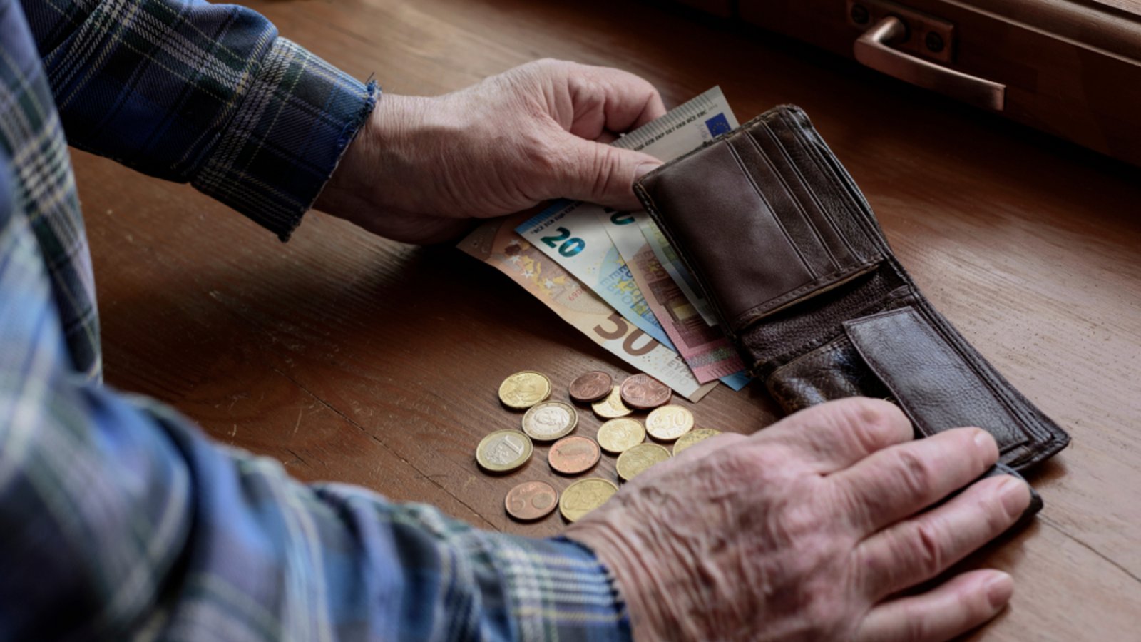 Auch in Deutschland gibt es Armut. Erfahren Sie, wann man in Deutschland als arm gilt. Alles Wichtige im Überblick.Foto: Stramp / Shutterstock.com