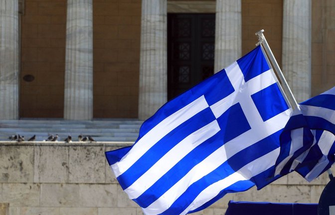 Griechische Fahnen wehen vor dem Parlament in Athen.<span class='image-autor'>Foto: /imago stock&people</span>