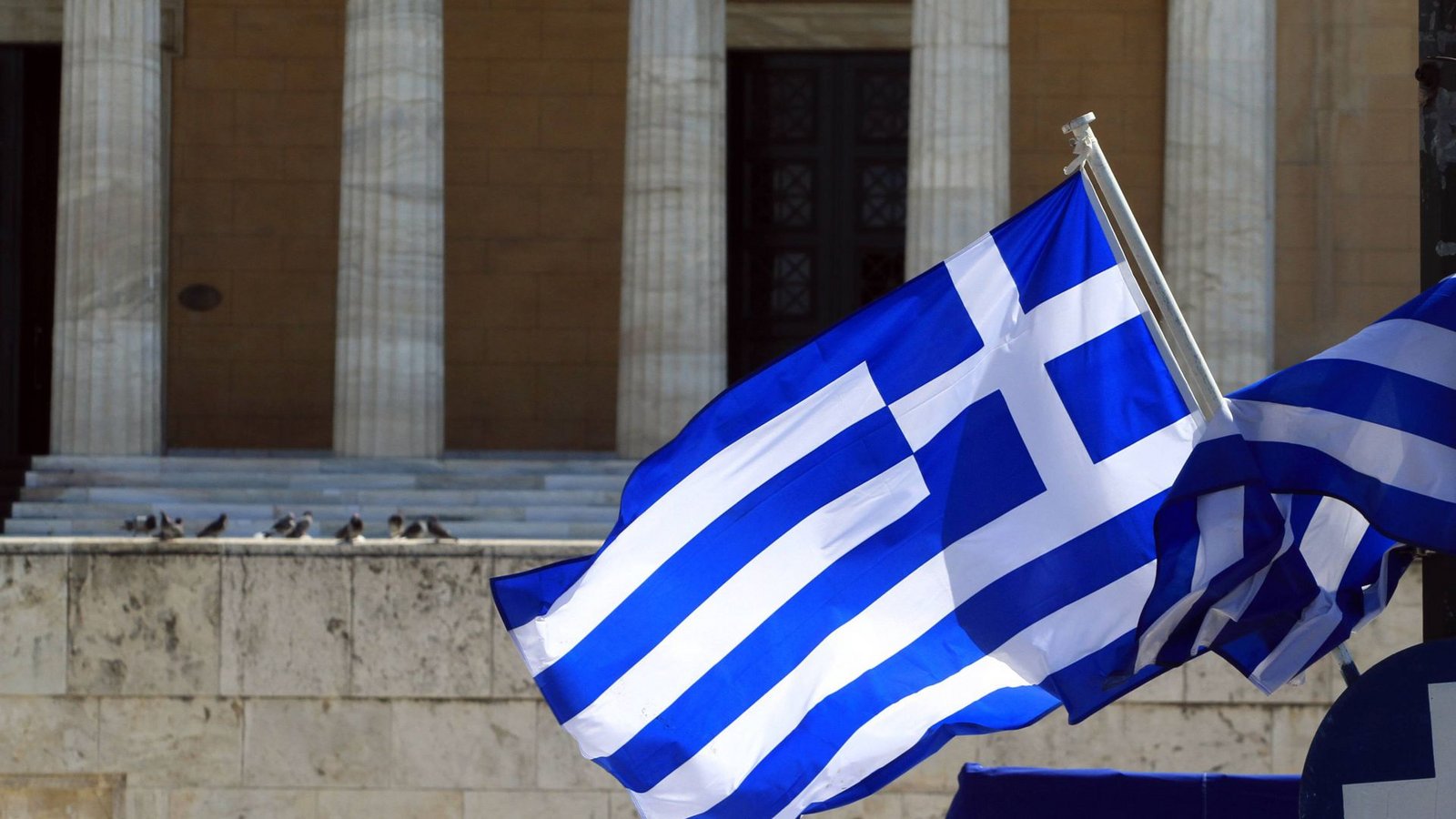Griechische Fahnen wehen vor dem Parlament in Athen.Foto: /imago stock&people Griechische Fahnen wehen vor dem Parlament in Athen.Foto: /imago stock&people