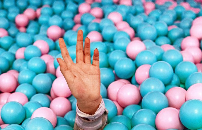 Versunken im Bällebad – von der Tochter ist im Berliner Upside Down nur noch die ausgestreckte Hand zu sehen.  Echt oder  eine Täuschung?<span class='image-autor'>Foto: Sabina Paries</span>