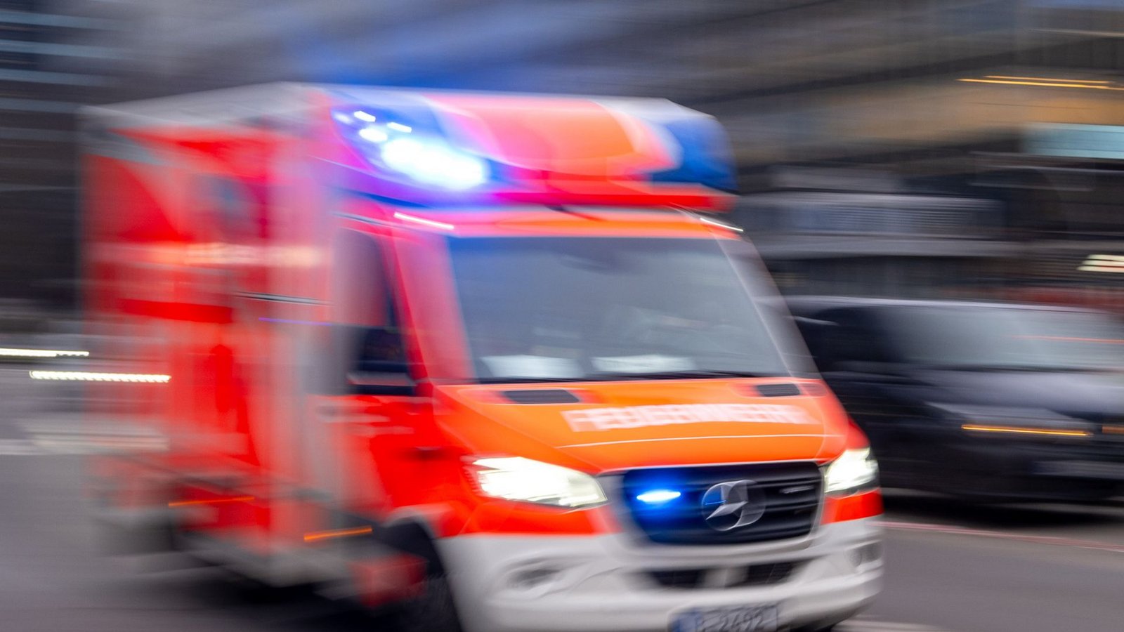 Feuerwehr und Rettungsdienst waren mit zahlreichen Einsatzkräften vor Ort. (Symbolbild)Foto: dpa/Monika Skolimowska Feuerwehr und Rettungsdienst waren mit zahlreichen Einsatzkräften vor Ort. (Symbolbild)Foto: dpa/Monika Skolimowska