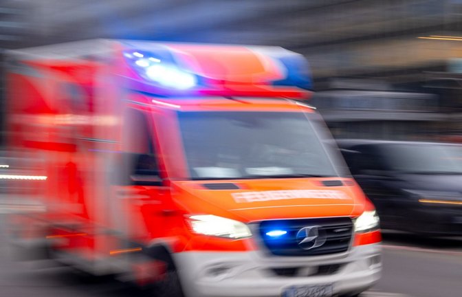 Feuerwehr und Rettungsdienst waren mit zahlreichen Einsatzkräften vor Ort. (Symbolbild)<span class='image-autor'>Foto: dpa/Monika Skolimowska</span>