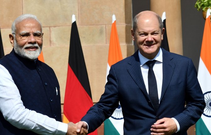Gute Laune, gute Beziehungen? Der indische Premier Modi mit Bundeskanzler Scholz in Neu-Delhi.<span class='image-autor'>Foto: dpa/Ravi Batra</span>