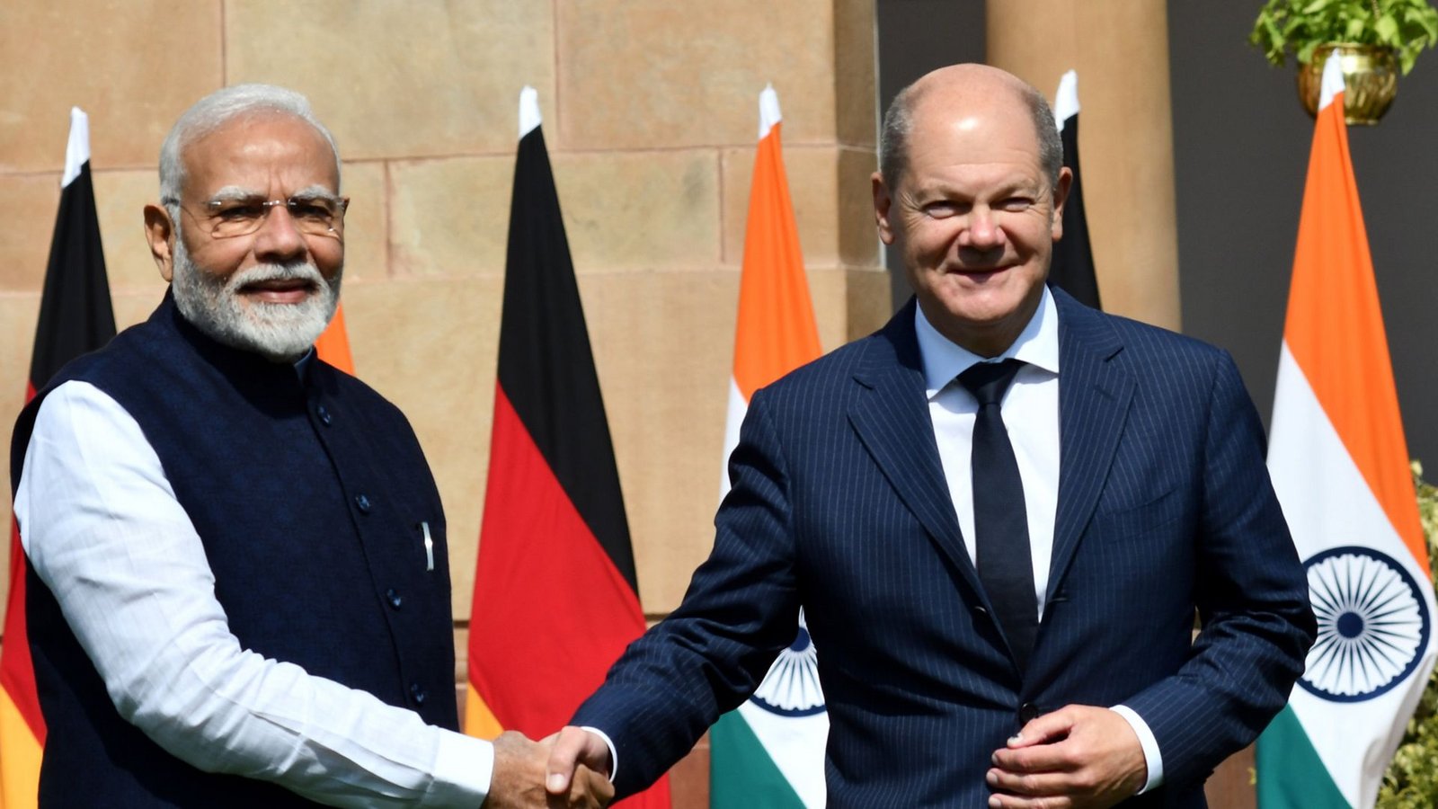 Gute Laune, gute Beziehungen? Der indische Premier Modi mit Bundeskanzler Scholz in Neu-Delhi.Foto: dpa/Ravi Batra Gute Laune, gute Beziehungen? Der indische Premier Modi mit Bundeskanzler Scholz in Neu-Delhi.Foto: dpa/Ravi Batra
