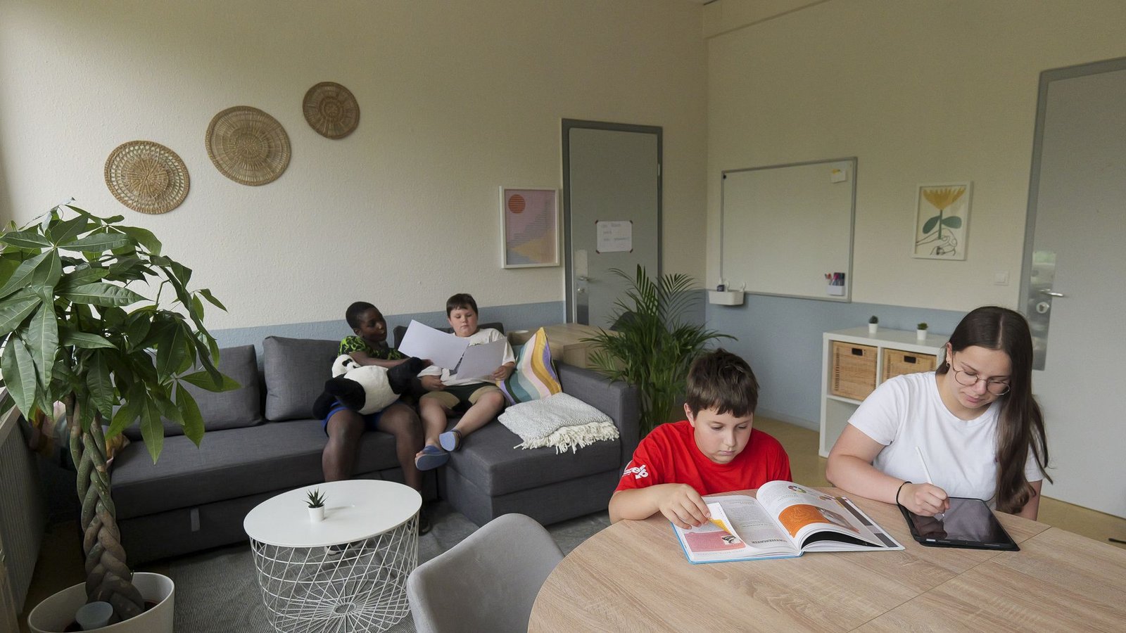 Zum Internationalen Tag der Jugend fordern Verbände in Baden-Württemberg mehr Geld für die Offene Kinder- und Jugendarbeit. (Archivbild)Foto: Simon Granville/Simon Granville Zum Internationalen Tag der Jugend fordern Verbände in Baden-Württemberg mehr Geld für die Offene Kinder- und Jugendarbeit. (Archivbild)Foto: Simon Granville/Simon Granville