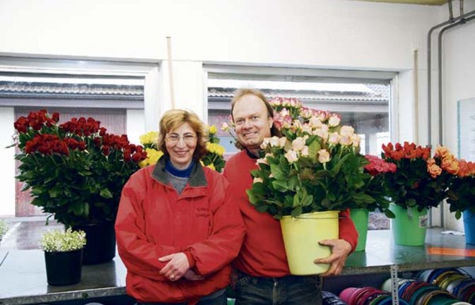 Ute und Wolfgang Weniger vor ihren  Schnittrosen. Foto: Rücker