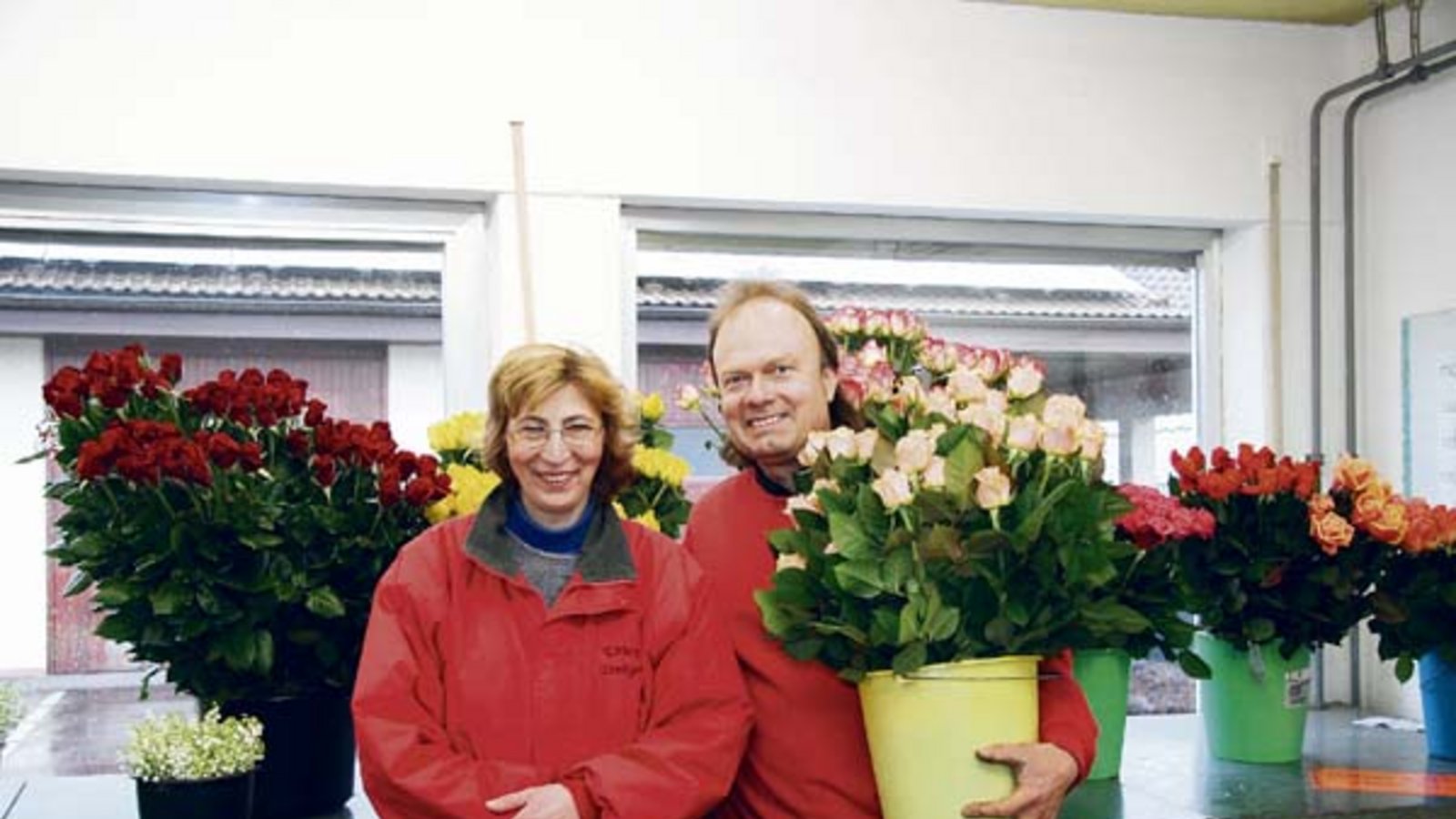 Ute und Wolfgang Weniger vor ihren  Schnittrosen. Foto: Rücker