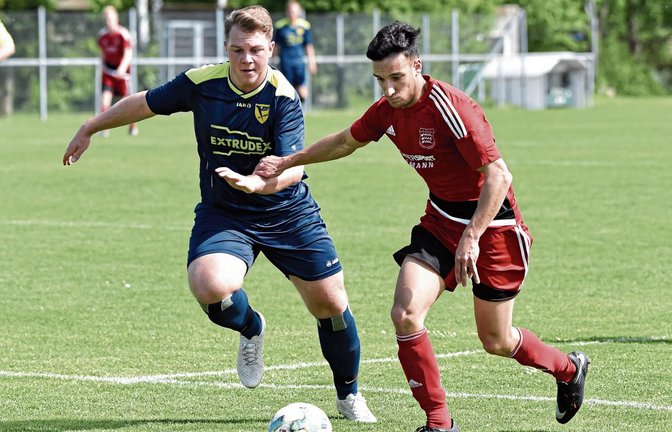 Großglattbachs Yussuf Jannan (rechts) hat mit dem Ausgleich zum 1:1 die Wende in der Partie des TSV gegen Lomersheim II eingeleitet. Foto: Leitner