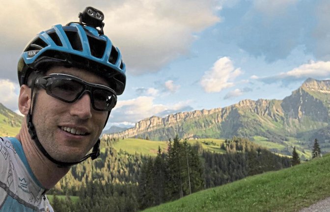 Für die Schönheit der Landschaft hat Jochen Böhringer auf der Hope 1000 kaum Zeit gehabt (oben). Der 41-jährige Tammer gab auf den 1000 Kilometern und mehr als 31 000 Höhenmetern Gas. Manchmal musste er sein Mountainbike aber auch schieben oder tragen. Fotos: privat (2)/Klebe (1)