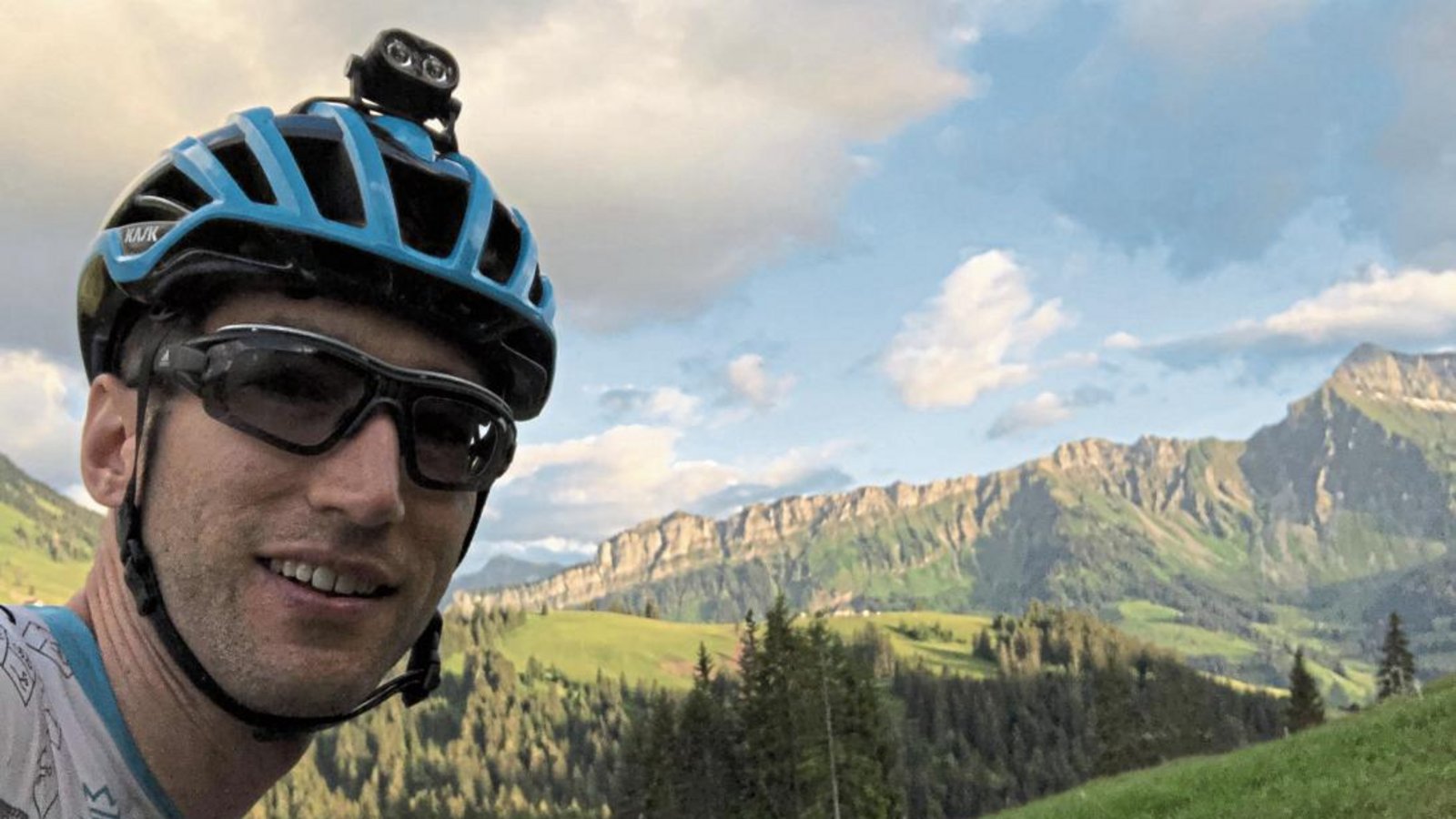 Für die Schönheit der Landschaft hat Jochen Böhringer auf der Hope 1000 kaum Zeit gehabt (oben). Der 41-jährige Tammer gab auf den 1000 Kilometern und mehr als 31 000 Höhenmetern Gas. Manchmal musste er sein Mountainbike aber auch schieben oder tragen. Fotos: privat (2)/Klebe (1) Für die Schönheit der Landschaft hat Jochen Böhringer auf der Hope 1000 kaum Zeit gehabt (oben). Der 41-jährige Tammer gab auf den 1000 Kilometern und mehr als 31 000 Höhenmetern Gas. Manchmal musste er sein Mountainbike aber auch schieben oder tragen. Fotos: privat (2)/Klebe (1)
