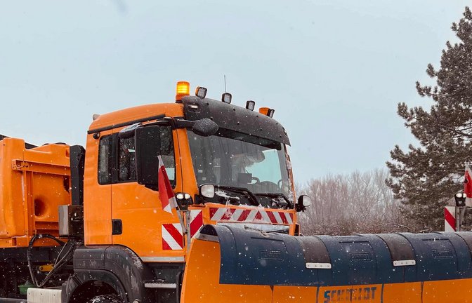 Die Fahrzeuge und deren Anbauteile wie Schneepflug und Streugeräte sind seit Oktober für den Winterdienst vorbereitet.  <span class='image-autor'>Foto: Landratsamt Ludwigsburg</span>
