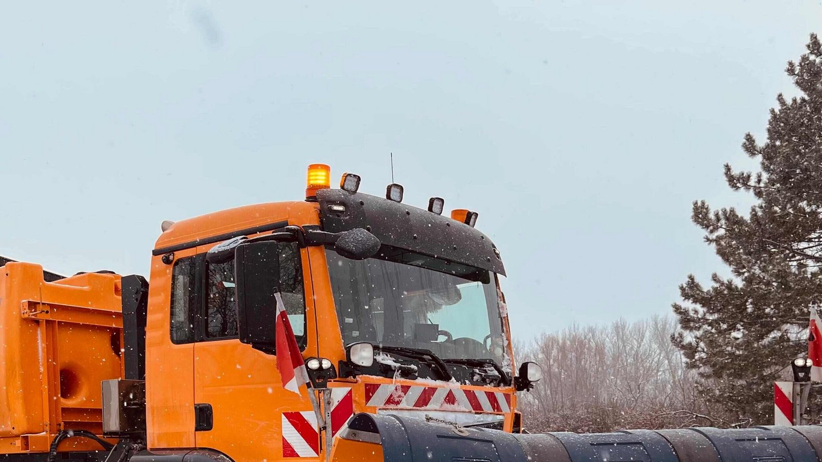 Die Fahrzeuge und deren Anbauteile wie Schneepflug und Streugeräte sind seit Oktober für den Winterdienst vorbereitet.  Foto: Landratsamt Ludwigsburg