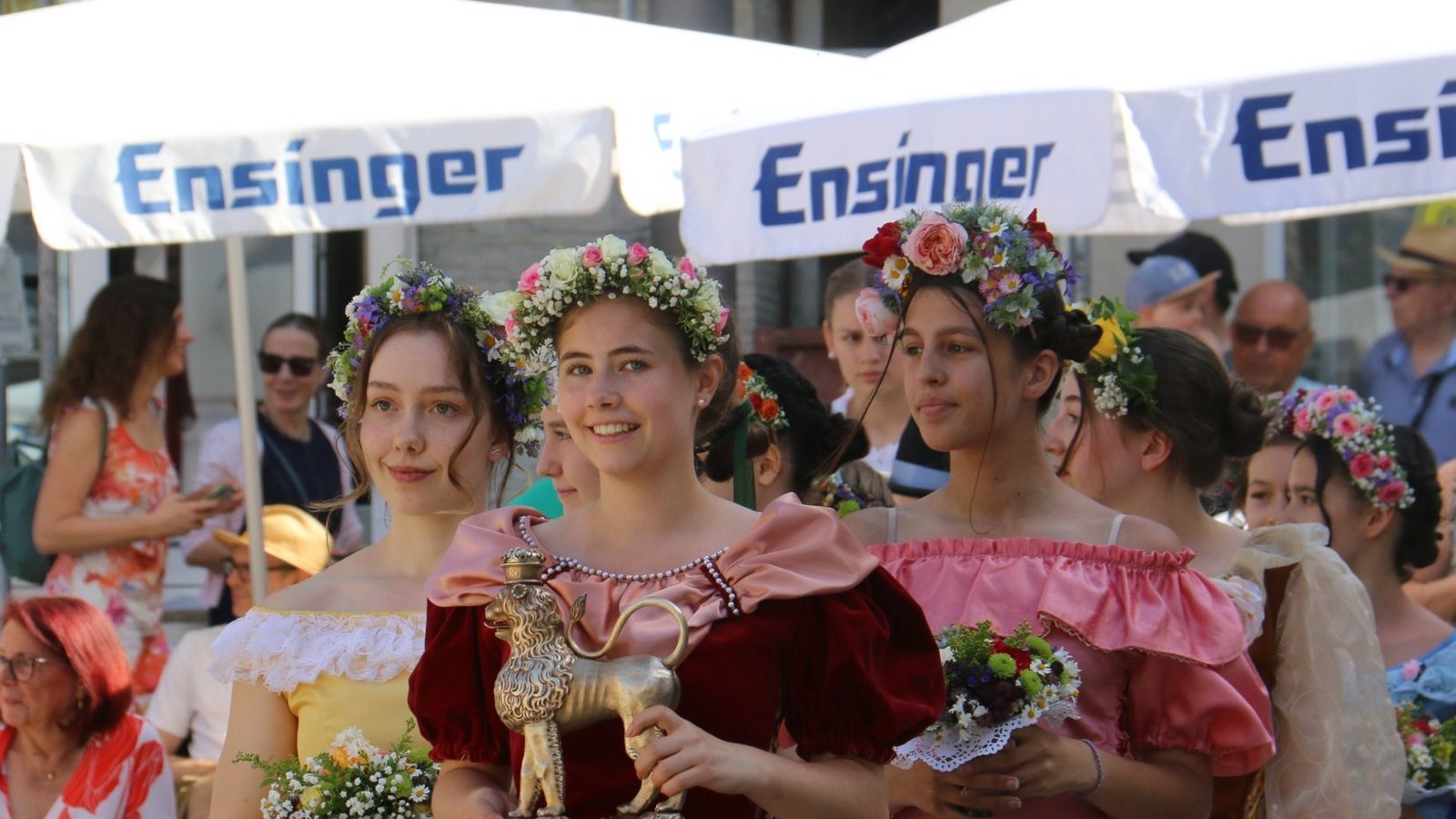Eines der bedeutendsten Insignien der Stadt Vaihingen: der Löwenpokal. Eines der bedeutendsten Insignien der Stadt Vaihingen: der Löwenpokal.